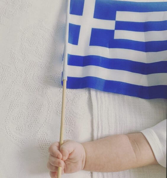 Η πιο γλυκιά φωτογραφία με τον γιο της Τζένης Μπαλατσινού και του Βασίλη Κικίλια να κρατά την ελληνική σημαία (φωτό)