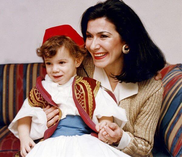 &Eta; &Gamma;&iota;ά&nu;&nu;&alpha; &Alpha;&gamma;&gamma;&epsilon;&lambda;&omicron;&pi;&omicron;ύ&lambda;&omicron;&upsilon; &mu;&epsilon;&tau;ά &tau;&eta;&nu; &epsilon;&mu;&phi;ά&nu;&iota;&sigma;&eta; &mu;&epsilon; &nu;&tau;&omicron;&upsilon;&lambda;&alpha;&mu;ά έ&nu;&tau;&upsilon;&sigma;&epsilon; &kappa;&alpha;&iota; &tau;&alpha; &epsilon;&gamma;&gamma;ό&nu;&iota;&alpha; &tau;&eta;&sigmaf; &mu;&epsilon; &pi;&alpha;&rho;&alpha;&delta;&omicron;&sigma;&iota;&alpha;&kappa;έ&sigmaf; &sigma;&tau;&omicron;&lambda;έ&sigmaf;! (&phi;&omega;&tau;ό)