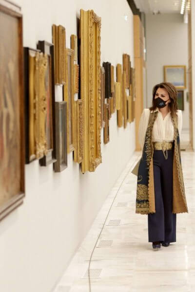 &Eta; &Gamma;&iota;ά&nu;&nu;&alpha; &Alpha;&gamma;&gamma;&epsilon;&lambda;&omicron;&pi;&omicron;ύ&lambda;&omicron;&upsilon; &mu;&epsilon;&tau;ά &tau;&eta;&nu; &epsilon;&mu;&phi;ά&nu;&iota;&sigma;&eta; &mu;&epsilon; &nu;&tau;&omicron;&upsilon;&lambda;&alpha;&mu;ά έ&nu;&tau;&upsilon;&sigma;&epsilon; &kappa;&alpha;&iota; &tau;&alpha; &epsilon;&gamma;&gamma;ό&nu;&iota;&alpha; &tau;&eta;&sigmaf; &mu;&epsilon; &pi;&alpha;&rho;&alpha;&delta;&omicron;&sigma;&iota;&alpha;&kappa;έ&sigmaf; &sigma;&tau;&omicron;&lambda;έ&sigmaf;! (&phi;&omega;&tau;ό)