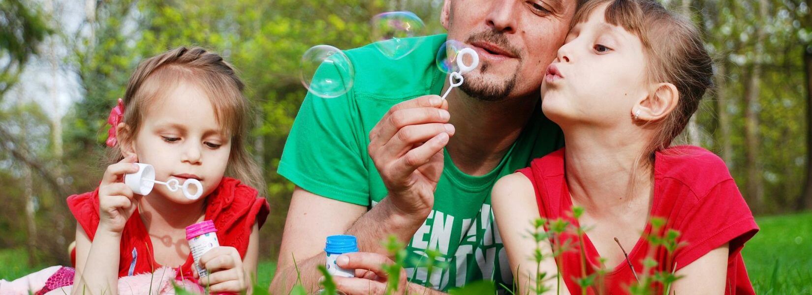 Μετά το διαζύγιο, ο μπαμπάς ξαναμαθαίνει τα παιδιά του – Πώς χτίζεται μια νέα σχέση