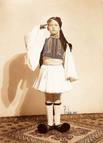 Όταν ο πρίγκιπας Φίλιππος, σύζυγος της βασίλισσας Ελισάβετ, είχε ντυθεί τσολιάς - Η παιδική φωτογραφία!