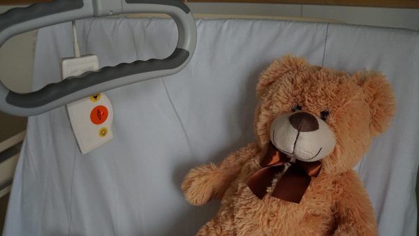 &Pi;&alpha;&iota;&delta;&iota;ά &tau;&omicron;&upsilon; &kappa;ό&sigma;&mu;&omicron;&upsilon; &sigma;&epsilon; &kappa;ί&nu;&delta;&upsilon;&nu;&omicron;: &Eta; &pi;&rho;ό&omicron;&delta;&omicron;&sigmaf; &sigma;&tau;&eta; &mu;&epsilon;ί&omega;&sigma;&eta; &theta;&alpha;&nu;ά&tau;&omega;&nu; &epsilon;&pi;&iota;&beta;&rho;&alpha;&delta;ύ&nu;&epsilon;&tau;&alpha;&iota; &delta;&rho;&alpha;&mu;&alpha;&tau;&iota;&kappa;ά