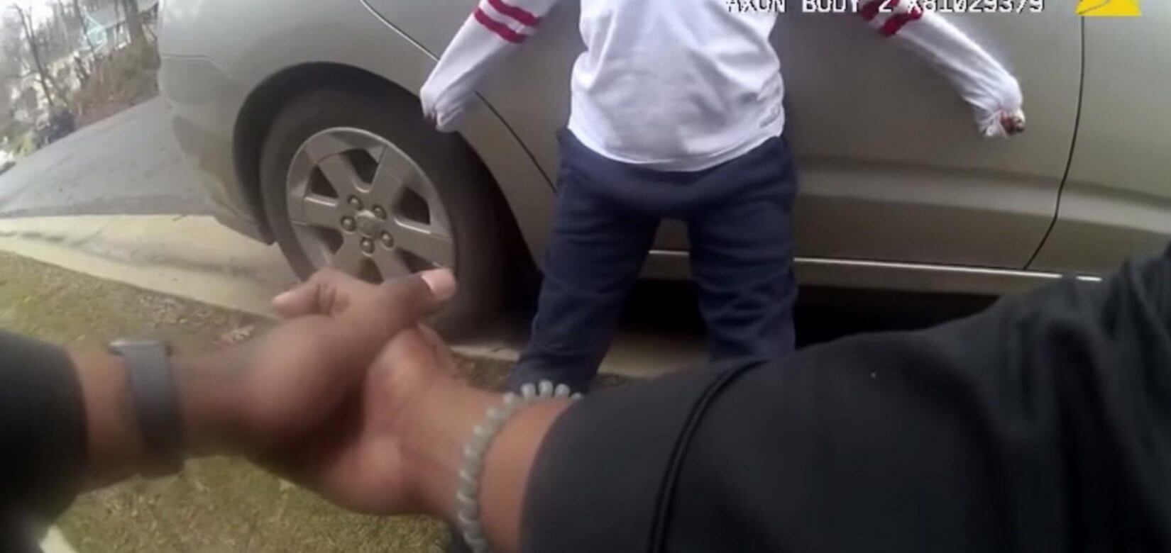 Απίστευτο: Αμετανόητοι αστυνομικοί στις ΗΠΑ πέρασαν "χειροπέδες" σε 5χρονο! (video)