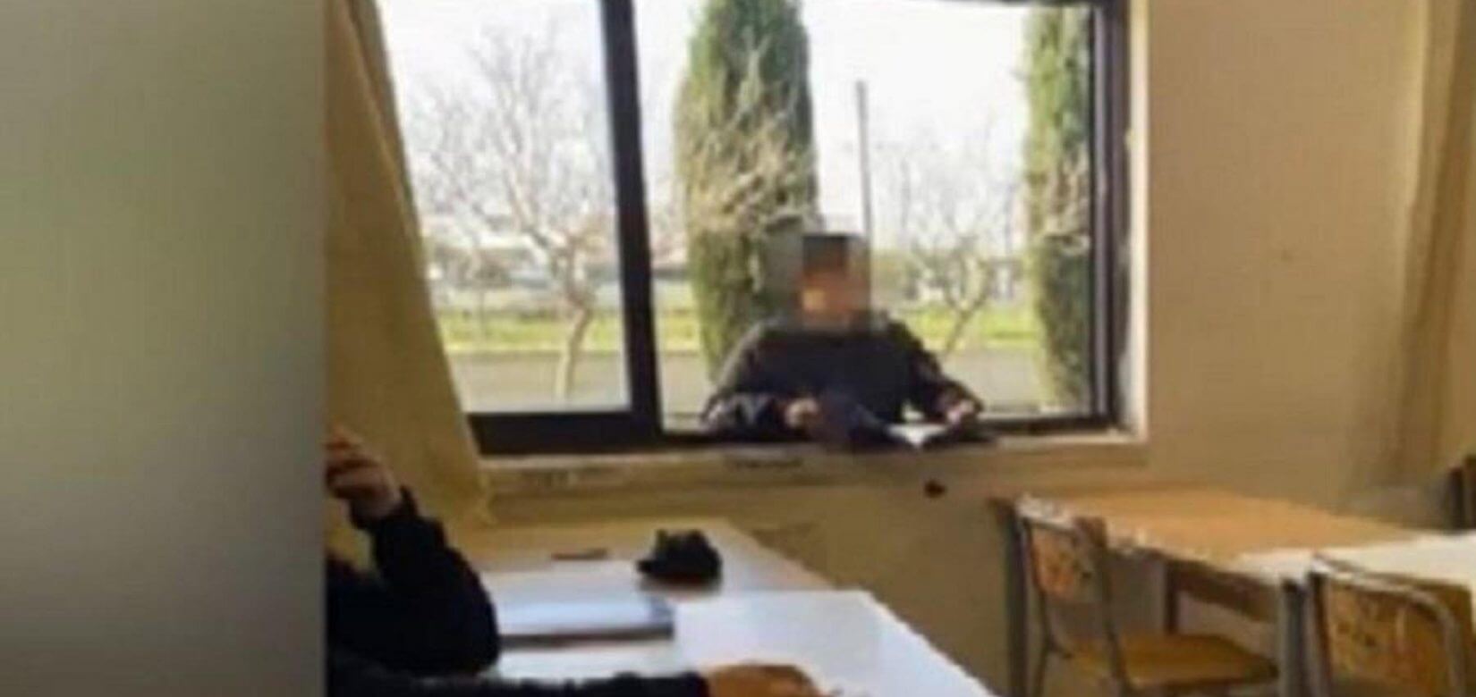 Κορονοϊός: Μαθητής παρακολουθεί μάθημα από το... παράθυρο του σχολείου