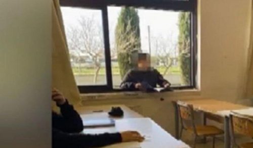 Κορονοϊός: Μαθητής παρακολουθεί μάθημα από το... παράθυρο του σχολείου