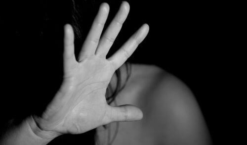 Κακοποίηση γυναικών: Τι πρέπει να κάνει το θύμα τις πρώτες κρίσιμες ώρες