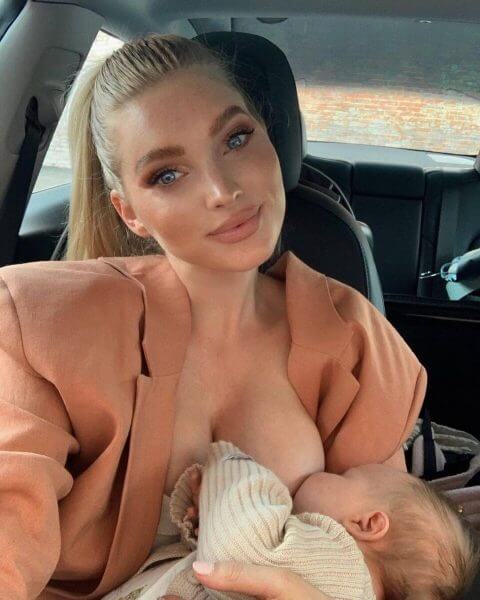 Η Elsa Hosk θηλάζει το μωρό της ενώ εργάζεται, δέχεται mom shaming αλλά απαντάει (φωτό)