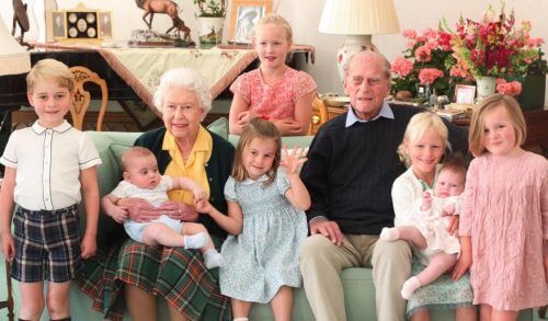 Η βασίλισσα Ελισάβετ και ο Φίλιππος μαζί με 7 από τα δισέγγονά τους – Συγκινητική φωτογραφία