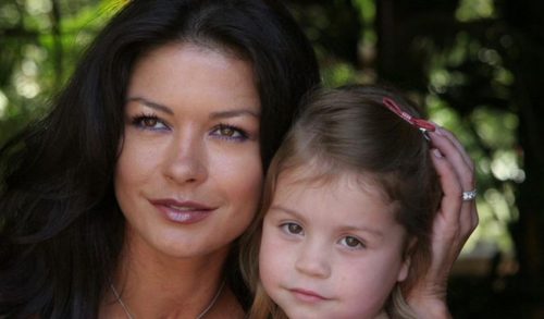 Κάθριν Ζέτα Τζόουνς: Οι ευχές στην κόρη της που ενηλικιώθηκε & η εντυπωσιακή φωτογραφία με μαγιό