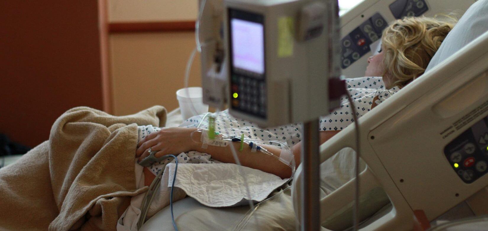 Πέθανε 20χρονη ανεμβολίαστη λεχώνα στο νοσοκομείο «Αττικόν»