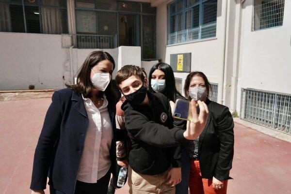 &Eta; &Nu;ί&kappa;&eta; &Kappa;&epsilon;&rho;&alpha;&mu;έ&omega;&sigmaf; &epsilon;ί&nu;&alpha;&iota; cool: &Pi;&alpha;ί&zeta;&epsilon;&iota; &beta;ό&lambda;&epsilon;ϊ &mu;&epsilon; &mu;&alpha;&theta;&eta;&tau;έ&sigmaf; &lambda;&upsilon;&kappa;&epsilon;ί&omicron;&upsilon; &kappa;&alpha;&iota; &beta;&gamma;ά&zeta;&epsilon;&iota;  selfie &mu;&alpha;&zeta;ί &tau;&omicron;&upsilon;&sigmaf; (&phi;&omega;&tau;ό)