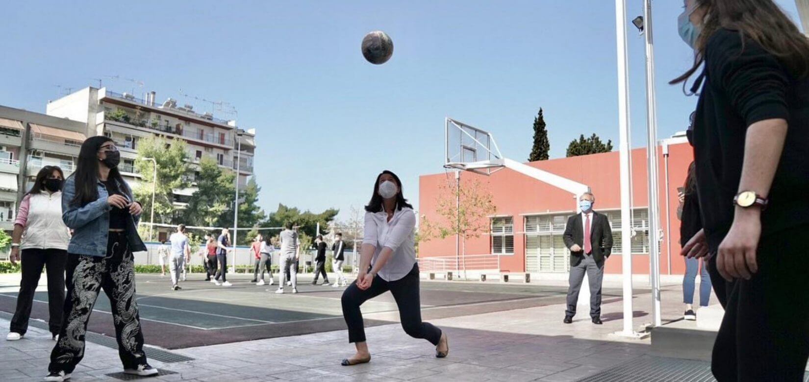 Η Νίκη Κεραμέως είναι cool: Παίζει βόλεϊ με μαθητές λυκείου και βγάζει  selfie μαζί τους (φωτό)