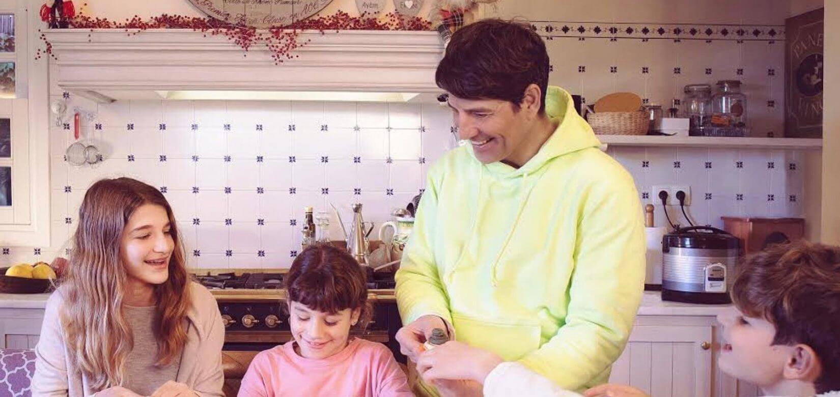 Ο Σάκης Ρουβάς και τα παιδιά του έβαλαν τη δική τους πινελιά στα πασχαλινά αυγά (φωτό)