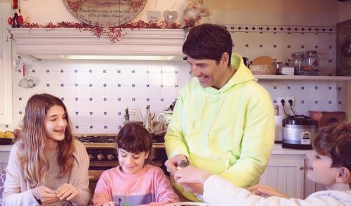 Ο Σάκης Ρουβάς μπήκε στην κουζίνα - Τι φαγητό ετοίμασε με τα παιδιά του στην Κάτια;