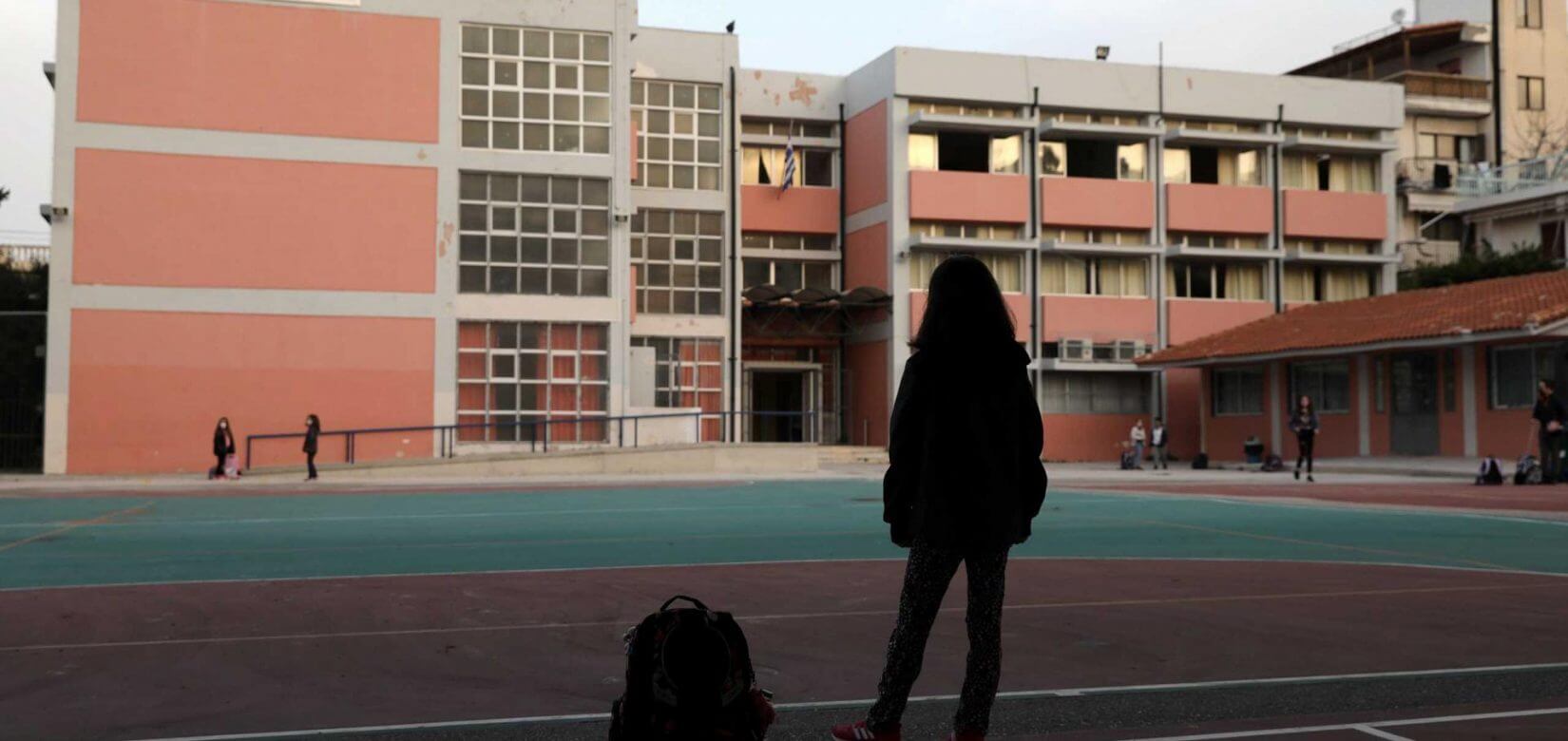 Πέραμα: Πώς έπεσε η 14χρονη από τον 3ο όροφο του σχολείου - «Ακούσαμε ένα μπαμ» λέει συμμαθήτριά της