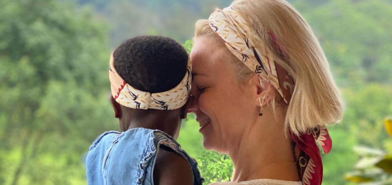 Χριστίνα Κοντοβά: Η συγκλονιστική στιγμή που αποχαιρετά την κόρη της στην Ουγκάντα (φωτό)