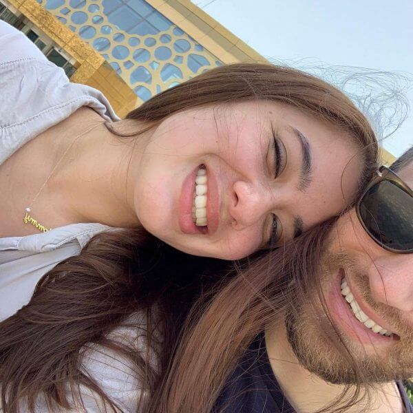 O &Mu;&pi;ά&mu;&pi;&eta;&sigmaf; &alpha;&pi;&omicron;&chi;&alpha;&iota;&rho;&epsilon;&tau;ά &tau;&eta;&nu; &Kappa;&alpha;&rho;&omicron;&lambda;ά&iota;&nu; &mu;&epsilon; &mu;&iota;&alpha; &phi;&omega;&tau;&omicron;&gamma;&rho;&alpha;&phi;ί&alpha; &tau;&omicron;&upsilon; &gamma;ά&mu;&omicron;&upsilon; &tau;&omicron;&upsilon;&sigmaf; - &Kappa;&alpha;&iota; &upsilon;&pi;ό&sigma;&chi;&epsilon;&tau;&alpha;&iota; ό&tau;&iota; &theta;&alpha; &epsilon;ί&nu;&alpha;&iota; &laquo;&gamma;&iota;&alpha; &pi;ά&nu;&tau;&alpha; &mu;&alpha;&zeta;ί&raquo;