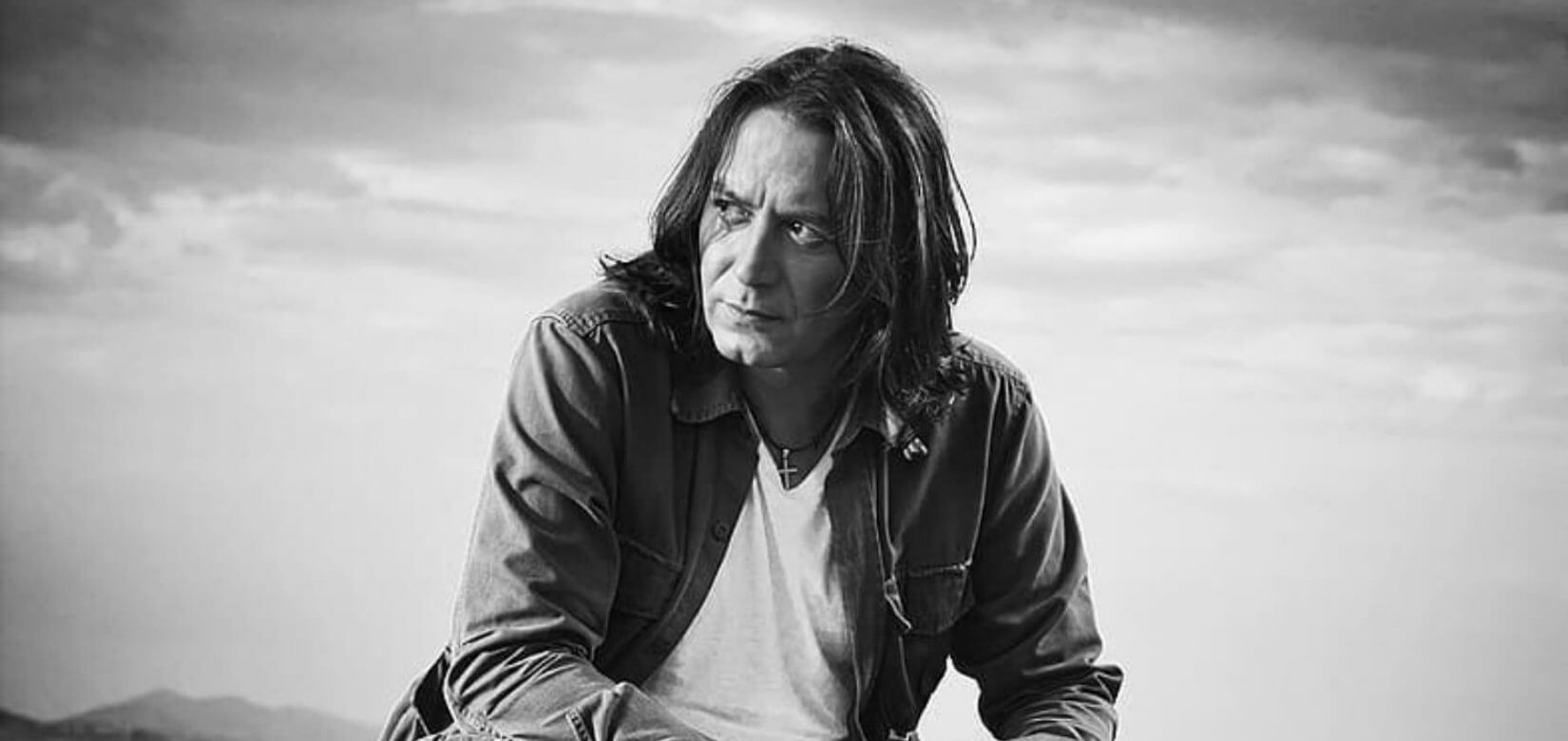 "Η καρέκλα σου ήταν εκεί. Άδεια. Λείπεις μάνα..." ραγίζει καρδιές ο Γιάννης Κότσιρας