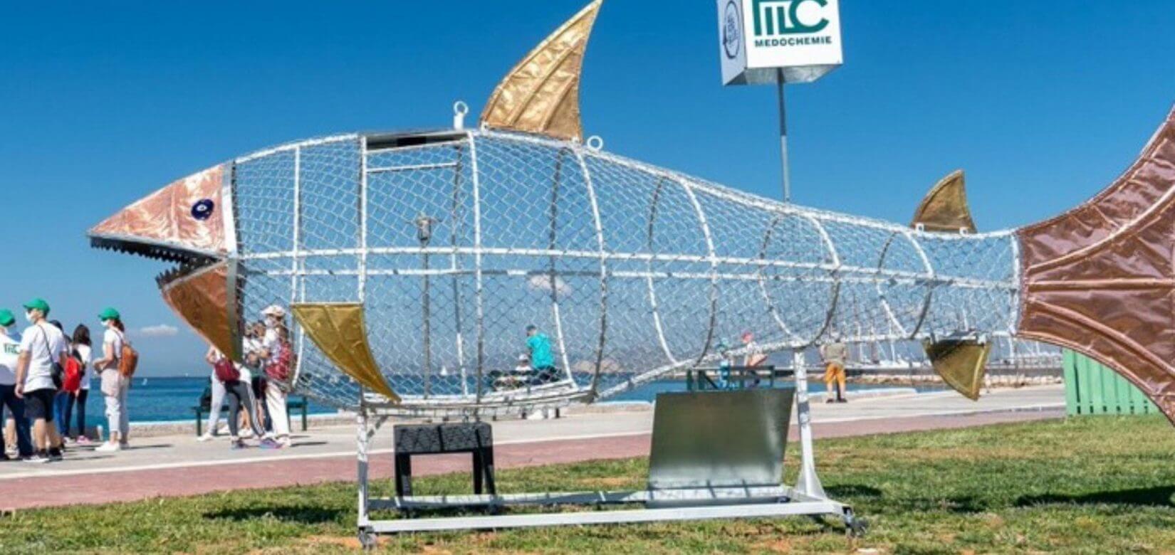 Σάββας, ο «καρχαρίας» που «τρώει» πλαστικά στον Άλιμο, έχει ενθουσιάσει τα παιδιά