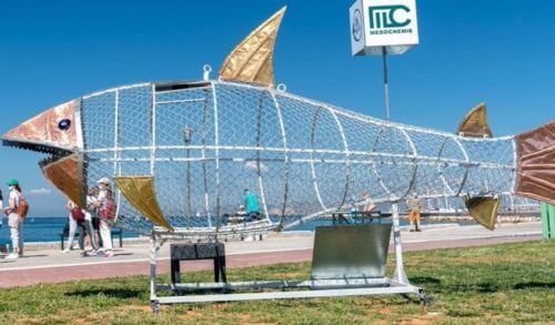 Σάββας, ο «καρχαρίας» που «τρώει» πλαστικά στον Άλιμο, έχει ενθουσιάσει τα παιδιά