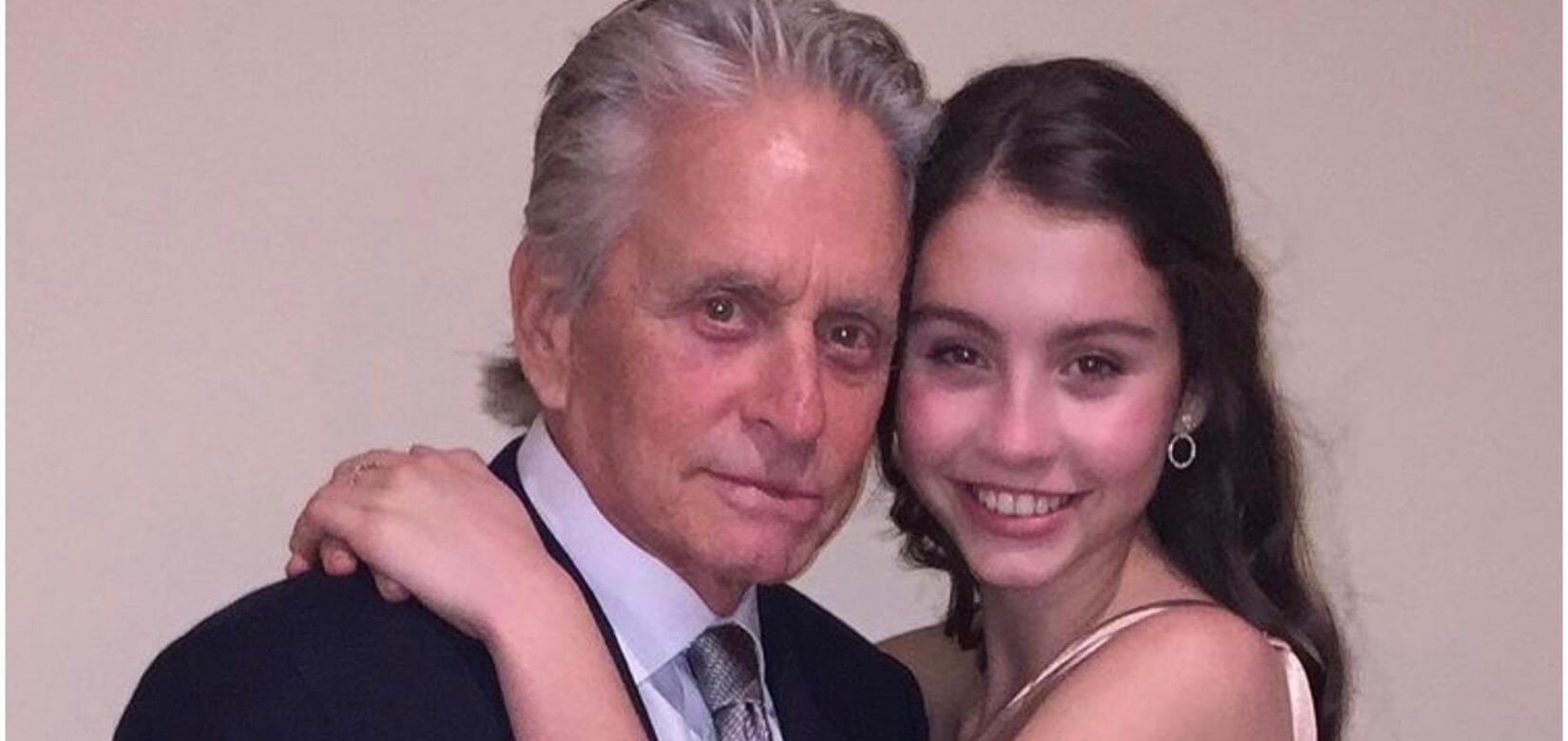 Η κόρη του Michael Douglas αποφοίτησε και τον μπέρδεψαν για τον παππού της- τί απάντησε εκείνος!