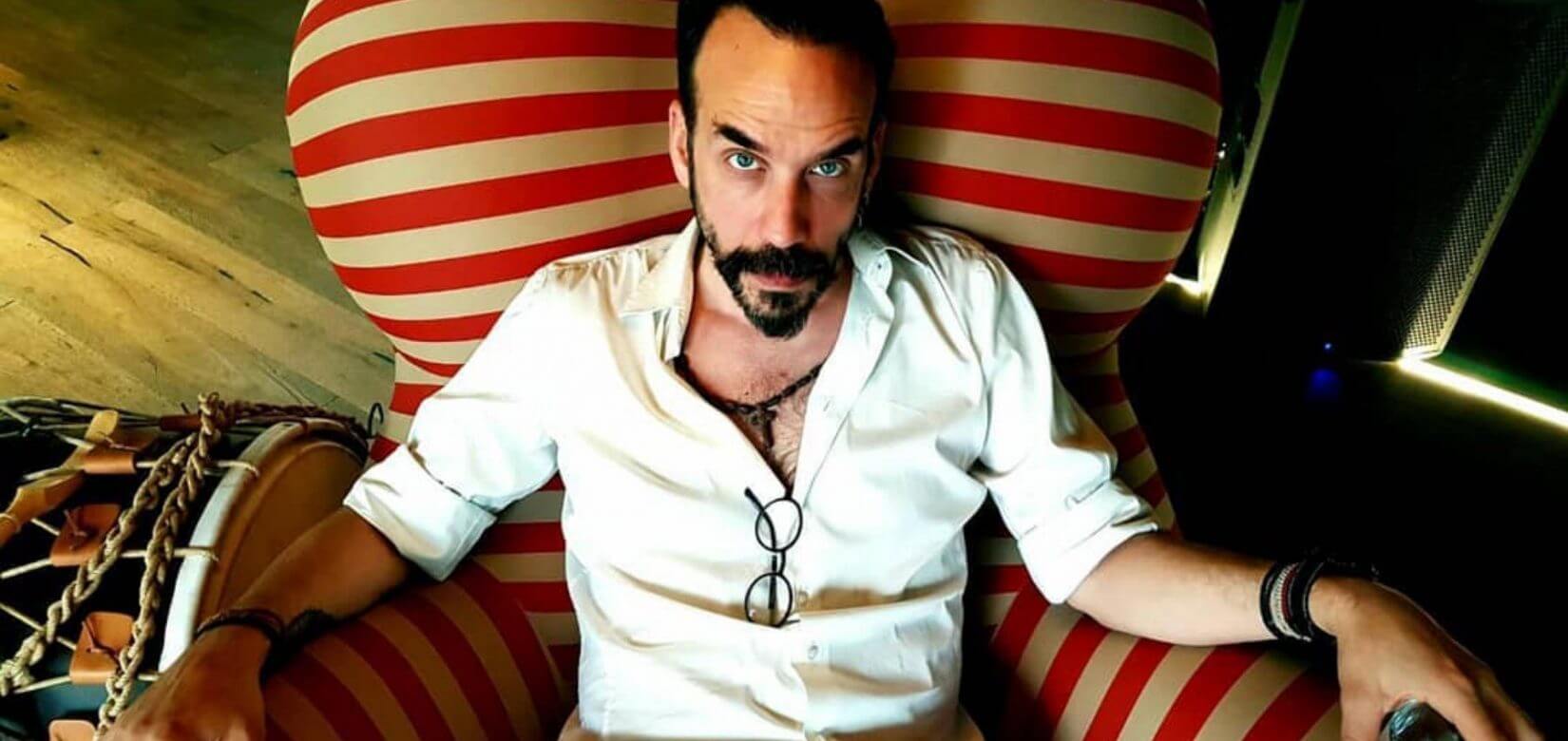 Ο Πάνος Μουζουράκης δεν αισθάνεται έτοιμος να γίνει πατέρας και συνεχίζει το πάρτι