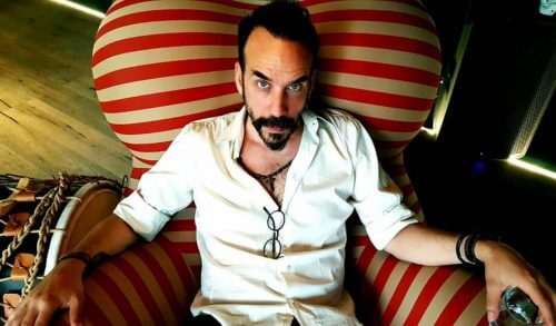 Ο Πάνος Μουζουράκης δεν αισθάνεται έτοιμος να γίνει πατέρας και συνεχίζει το πάρτι