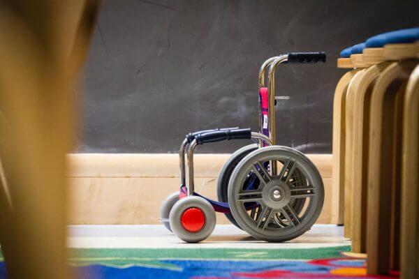 Τι να πείτε στο παιδί σας όταν δει κάποιον σε αναπηρικό αμαξίδιο &#038; πώς να το εξοικειώσετε με την διαφορετικότητα