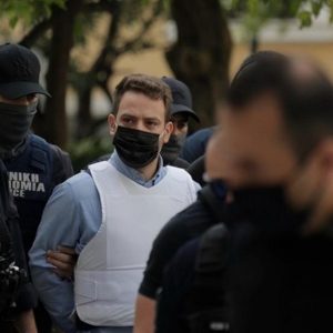 Ατάραχος ο Μπάμπης Αναγνωστόπουλος άκουσε την ποινή του: Ισόβια και 11,5 χρόνια για τη δολοφονία της Καρολάιν