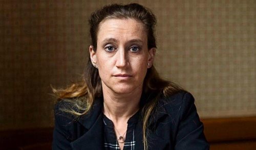 Βαλερί Μπακό: Κατέρρευσε στο δικαστήριο η Γαλλίδα που σκότωσε τον βιαστή πατριό και σύζυγό της