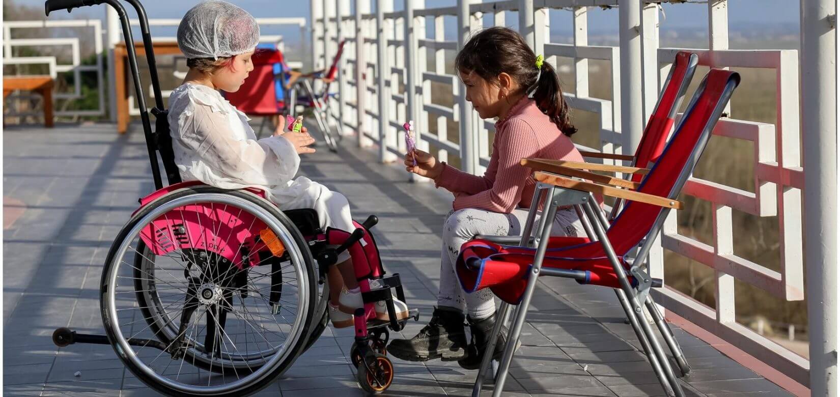 Τι να πείτε στο παιδί σας όταν δει κάποιον σε αναπηρικό αμαξίδιο & πώς να το εξοικειώσετε με την διαφορετικότητα