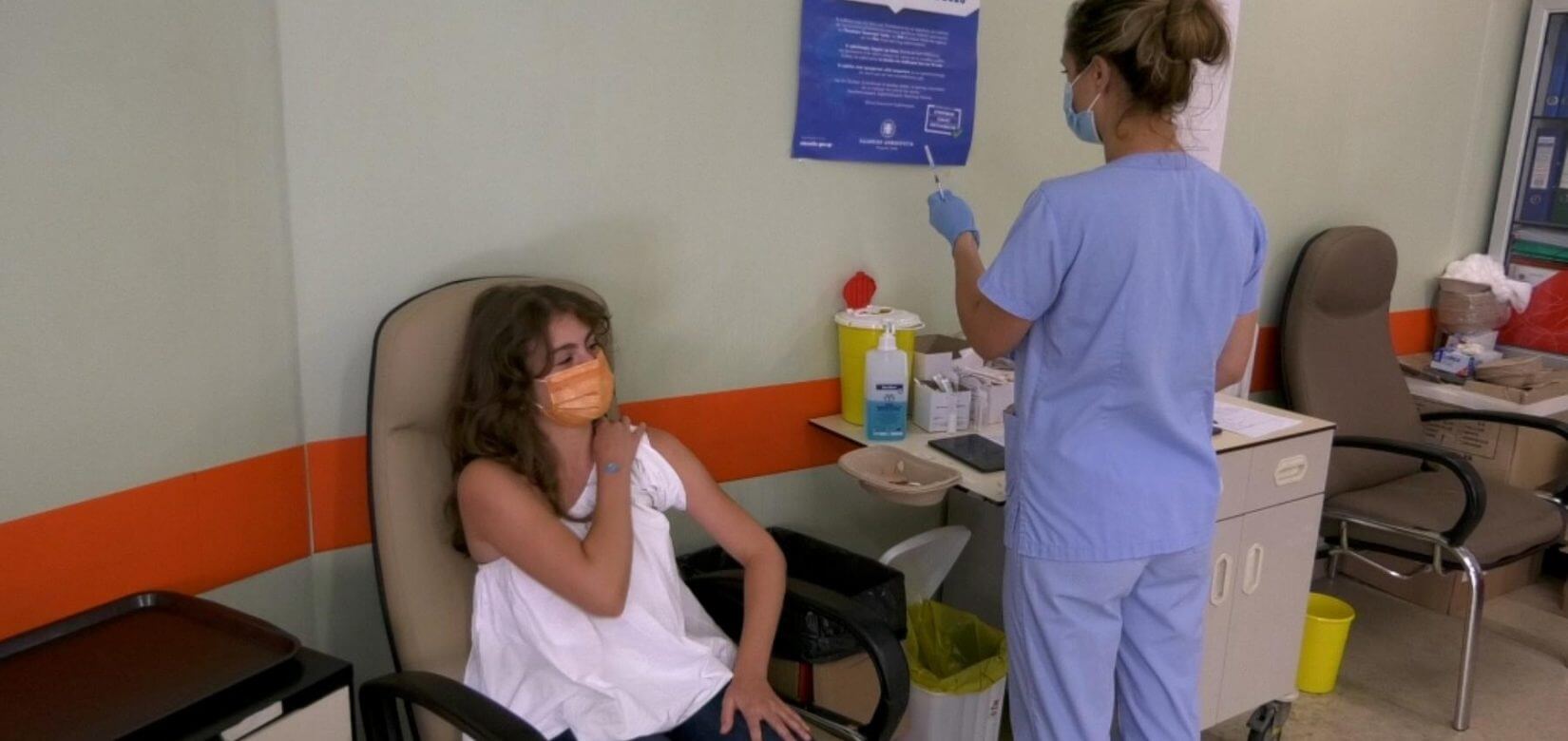 Κορονοϊός: Η πρώτη 15χρονη μαθήτρια που εμβολιάστηκε στη Θεσσαλία - Το μήνυμα που στέλνει
