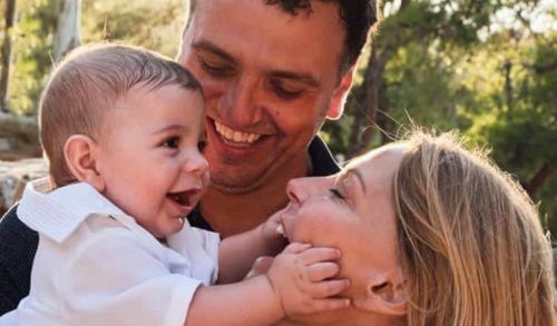 Τζένη Μπαλατσινού – Βασίλης Κικίλιας: Το φωτογραφικό άλμπουμ της βάπτισης του γιου τους στην Πάτμο