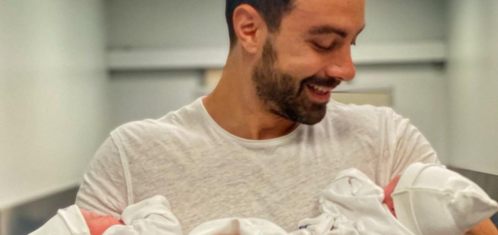 Σάκης Τανιμανίδης: Κρατάει αγκαλιά τη μία κόρη του, ενώ η άλλη κλαίει με λυγμούς! (vid)