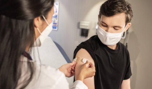 Pfizer: Στο 100% η αποτελεσματικότητα του εμβολίου κατά του κορoνοϊού για τους εφήβους