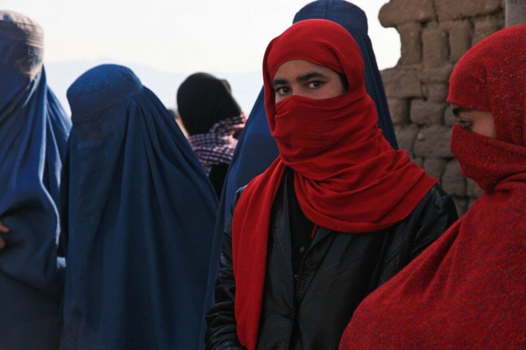 To Αφγανιστάν επιστρέφει στον σκοταδισμό: «Οι Ταλιμπάν παραμένουν βάναυσοι μισογύνηδες»