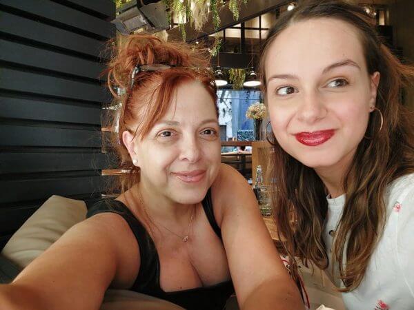 &Alpha;&kappa;&omicron;&mu;&pi;&lambda;&epsilon;&xi;ά&rho;&iota;&sigma;&tau;&eta; &eta; &Epsilon;&lambda;έ&nu;&eta; &Rho;ά&nu;&tau;&omicron;&upsilon;: &Pi;&omicron;&zeta;ά&rho;&epsilon;&iota; &chi;&omega;&rho;ί&sigmaf; &mu;&alpha;&kappa;&iota;&gamma;&iota;ά&zeta; &mu;&epsilon; &tau;&eta;&nu; &kappa;ό&rho;&eta; &tau;&eta;&sigmaf; &Nu;&iota;&kappa;&omicron;&lambda;έ&tau;&alpha; &kappa;&alpha;&iota; &sigma;&tau;έ&lambda;&nu;&epsilon;&iota; &mu;ή&nu;&upsilon;&mu;&alpha;...