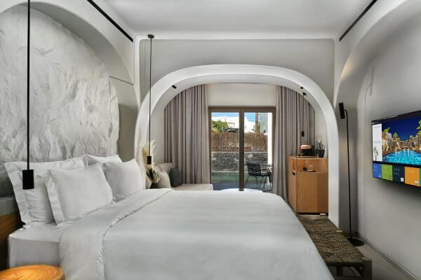 Όμιλος Fais: Άνοιξε τις πύλες του το πολυτελές Radisson Blu Zaffron Resort στη Σαντορίνη