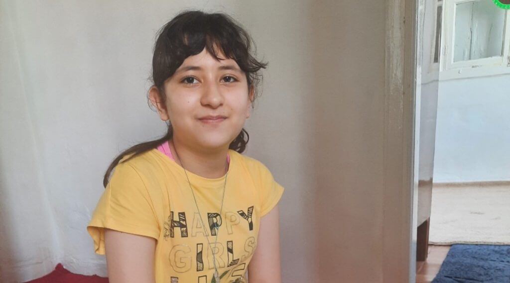 Αρεζού: Ποια είναι η 12χρονη Αφγανή που ζει στη Λέσβο και κέρδισε υποτροφία για τις ΗΠΑ