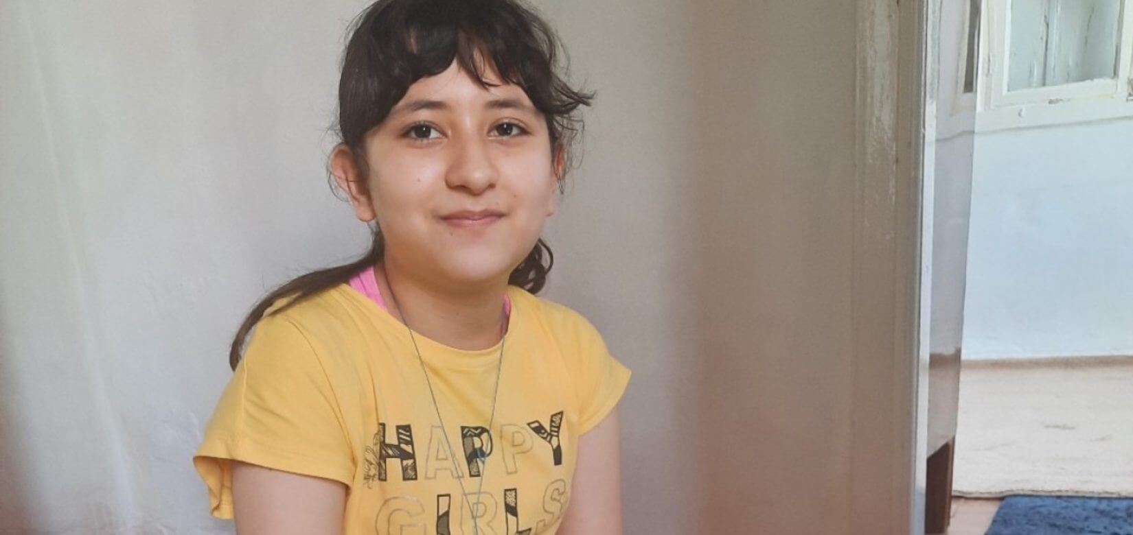 Αρεζού: Ποια είναι η 12χρονη Αφγανή που ζει στη Λέσβο και κέρδισε υποτροφία για τις ΗΠΑ