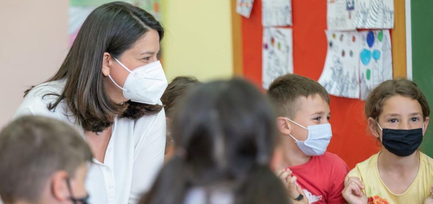 Η Νίκη Κεραμέως θα έτρεχε να εμβολιάσει τα παιδιά της, αν είχε εγκριθεί για την ηλικία τους