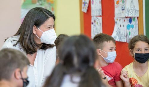 Η Νίκη Κεραμέως θα έτρεχε να εμβολιάσει τα παιδιά της, αν είχε εγκριθεί για την ηλικία τους