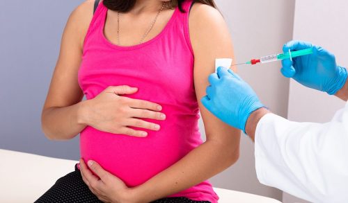 Μητέρες που εμβολιάστηκαν στην εγκυμοσύνη: Πόσο θωρακίζονται τα μωρά κατά του κορονοϊού