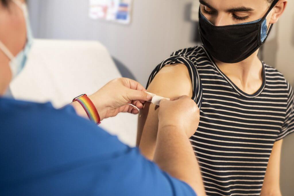 Κορονοϊός: Πόσο αποτελεσματικό είναι το εμβόλιο των Pfizer/BioNTech στους εφήβους