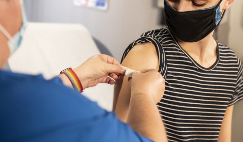 Σταματά τα εμβόλια κατά του κορονοϊού σε εφήβους η Σουηδία