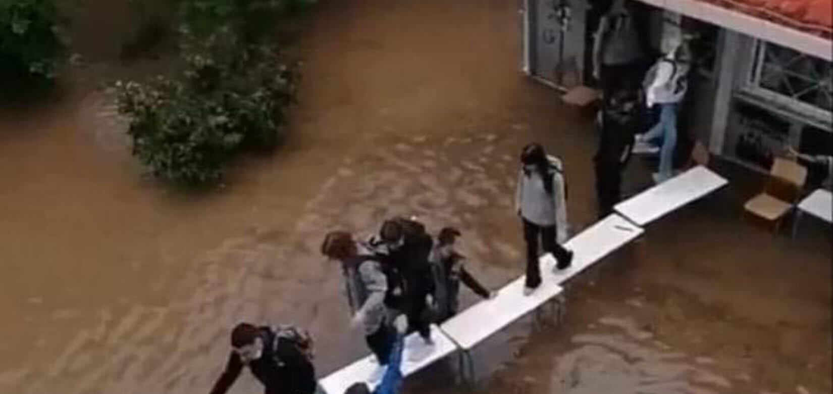 Μαθητές έφτιαξαν... γέφυρα με θρανία για να βγουν από πλημμυρισμένες τάξεις - Απίστευτες εικόνες στην Ελλάδα του 2021