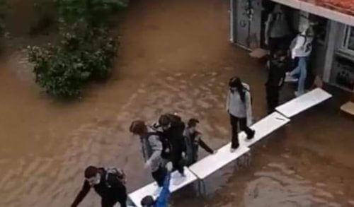 Μαθητές έφτιαξαν... γέφυρα με θρανία για να βγουν από πλημμυρισμένες τάξεις - Απίστευτες εικόνες στην Ελλάδα του 2021