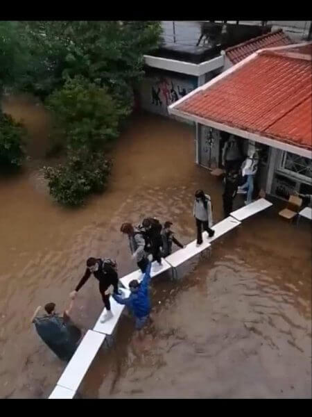&Mu;&alpha;&theta;&eta;&tau;έ&sigmaf; έ&phi;&tau;&iota;&alpha;&xi;&alpha;&nu;... &gamma;έ&phi;&upsilon;&rho;&alpha; &mu;&epsilon; &theta;&rho;&alpha;&nu;ί&alpha; &gamma;&iota;&alpha; &nu;&alpha; &beta;&gamma;&omicron;&upsilon;&nu; &alpha;&pi;ό &pi;&lambda;&eta;&mu;&mu;&upsilon;&rho;&iota;&sigma;&mu;έ&nu;&epsilon;&sigmaf; &tau;ά&xi;&epsilon;&iota;&sigmaf; - &Alpha;&pi;ί&sigma;&tau;&epsilon;&upsilon;&tau;&epsilon;&sigmaf; &epsilon;&iota;&kappa;ό&nu;&epsilon;&sigmaf; &sigma;&tau;&eta;&nu; &Epsilon;&lambda;&lambda;ά&delta;&alpha; &tau;&omicron;&upsilon; 2021