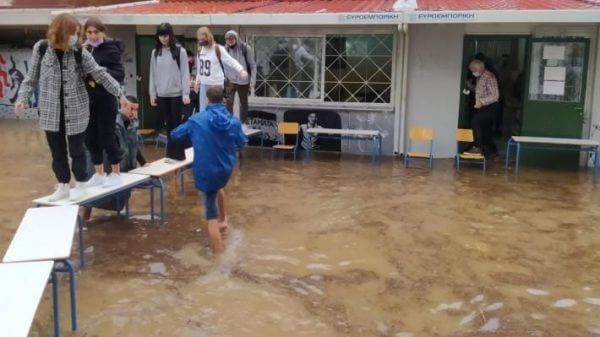 &Mu;&alpha;&theta;&eta;&tau;έ&sigmaf; έ&phi;&tau;&iota;&alpha;&xi;&alpha;&nu;... &gamma;έ&phi;&upsilon;&rho;&alpha; &mu;&epsilon; &theta;&rho;&alpha;&nu;ί&alpha; &gamma;&iota;&alpha; &nu;&alpha; &beta;&gamma;&omicron;&upsilon;&nu; &alpha;&pi;ό &pi;&lambda;&eta;&mu;&mu;&upsilon;&rho;&iota;&sigma;&mu;έ&nu;&epsilon;&sigmaf; &tau;ά&xi;&epsilon;&iota;&sigmaf; - &Alpha;&pi;ί&sigma;&tau;&epsilon;&upsilon;&tau;&epsilon;&sigmaf; &epsilon;&iota;&kappa;ό&nu;&epsilon;&sigmaf; &sigma;&tau;&eta;&nu; &Epsilon;&lambda;&lambda;ά&delta;&alpha; &tau;&omicron;&upsilon; 2021