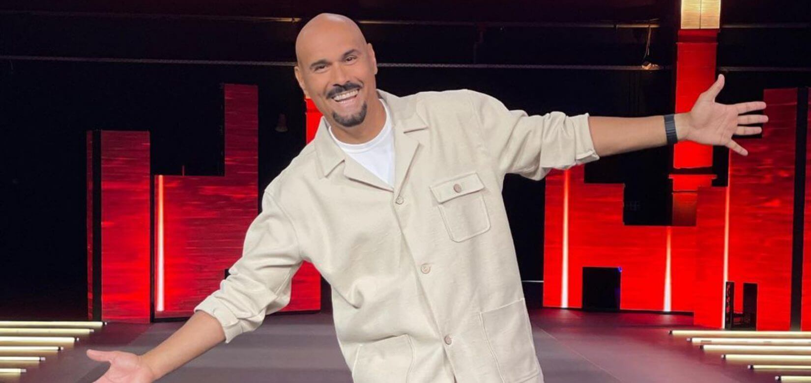 Ο Δημήτρης Σκουλάς εξηγεί γιατί κοιμάται στο παιδικό δωμάτιο